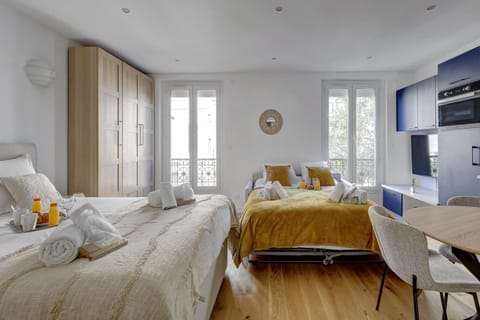 Bed, TV and multimedia, Living room, towels, wardrobe