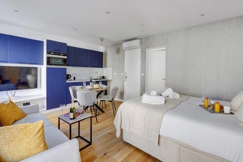 Bed, TV and multimedia, Living room, towels