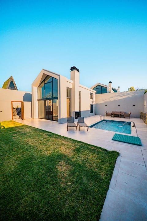 Patio, Day, Pool view, Swimming pool, sunbed