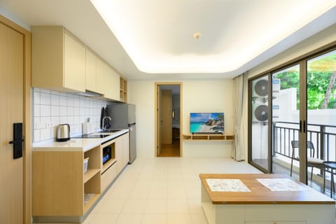 TV and multimedia, Coffee/tea facilities, Kitchen or kitchenette, Dining area, stove