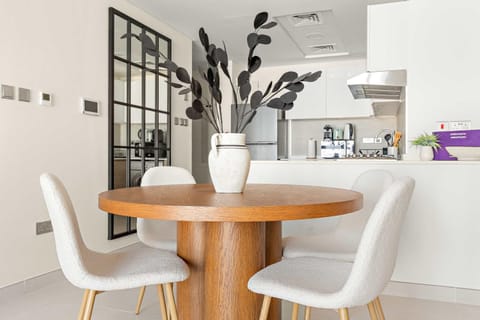 Kitchen or kitchenette, Dining area, stove