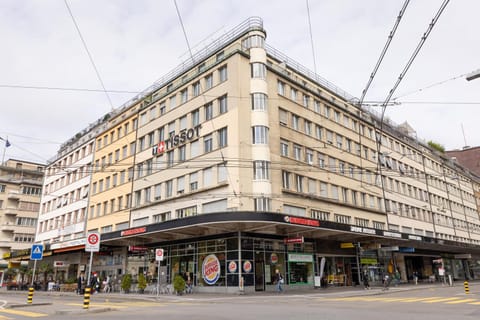 Property building, Neighbourhood, On-site shops, City view, Street view, Supermarket/grocery shop, Shopping Area, Location