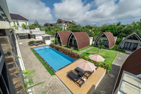 Property building, Patio, Day, Garden, Garden view, Pool view, Swimming pool, sunbed