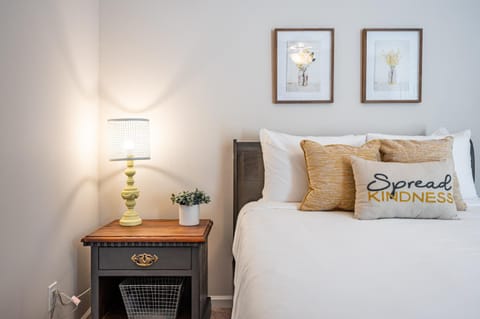 Pet-Friendly 3BR w Porch & Grill Weekday Deals House in Woodstock