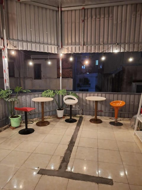 Night, Seating area