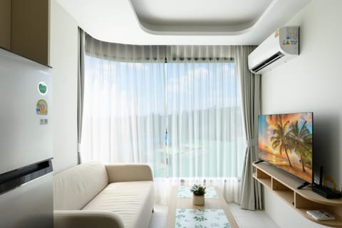 Communal lounge/ TV room, TV and multimedia, Living room, Seating area, air conditioner