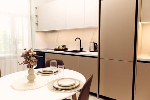 Coffee/tea facilities, Kitchen or kitchenette, Dining area, oven