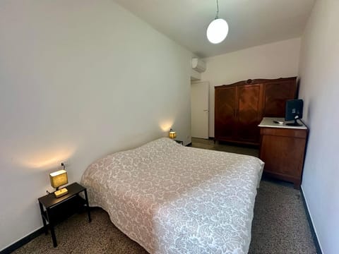 Bed, TV and multimedia, Photo of the whole room, Bedroom, hair dresser, wardrobe