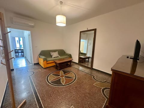 Bed, TV and multimedia, Living room, Photo of the whole room, Seating area, Bedroom, air conditioner