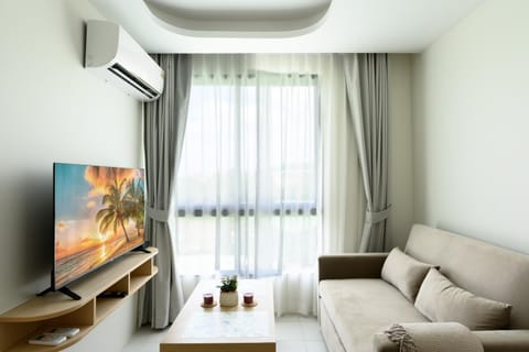 Communal lounge/ TV room, TV and multimedia, Living room, Seating area, air conditioner