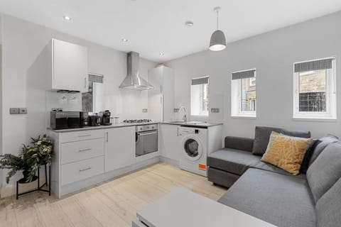 Coffee/tea facilities, Kitchen or kitchenette, Seating area, Dining area, oven, stove, toaster, washing machine