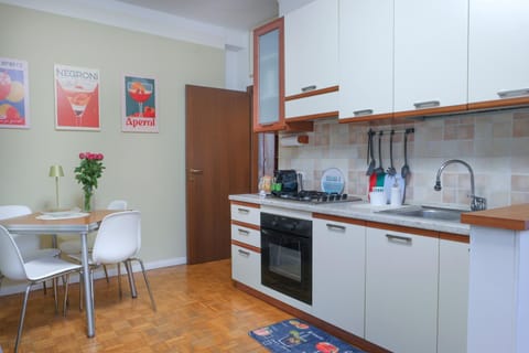 Coffee/tea facilities, Dining area, oven