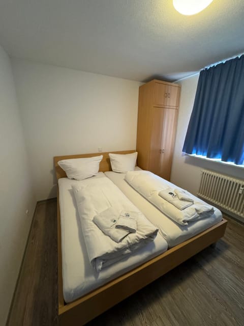 Bed, Photo of the whole room, Bedroom, internet, towels