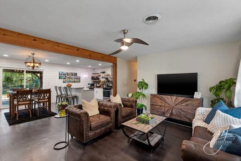 Luxurious 4BR Oasis - Unwind in a Biking Paradise House in Rogers