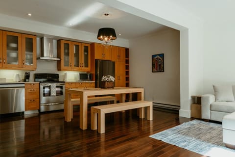 Kitchen or kitchenette, Living room, Seating area, Dining area, dishwasher, oven, stove