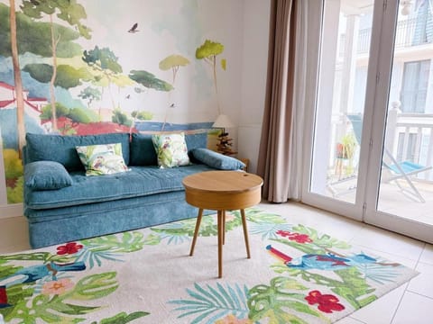 Living room, Quiet street view, pet friendly