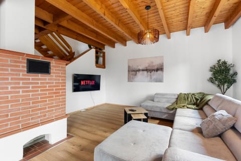 TV and multimedia, Living room, Seating area, Evening entertainment