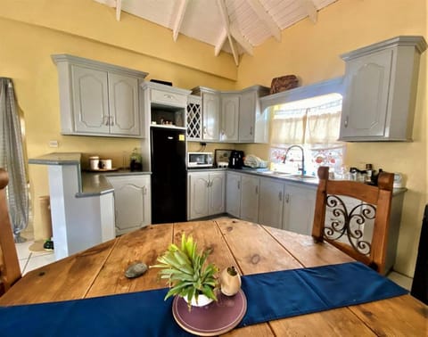 Coffee/tea facilities, Kitchen or kitchenette, Dining area, oven, pet friendly, stove, toaster