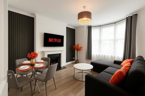 Communal lounge/ TV room, TV and multimedia, Living room, Seating area, Dining area, Evening entertainment