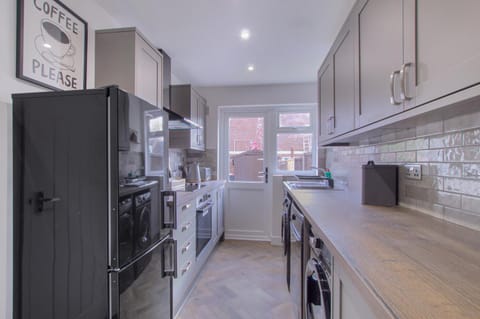 Coffee/tea facilities, dishwasher, oven, stove, toaster, dryer