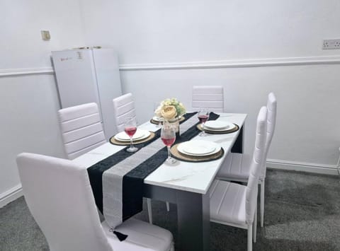 Seating area, Dining area