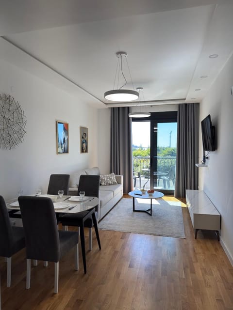 TV and multimedia, Balcony/Terrace, Living room, Seating area, Dining area