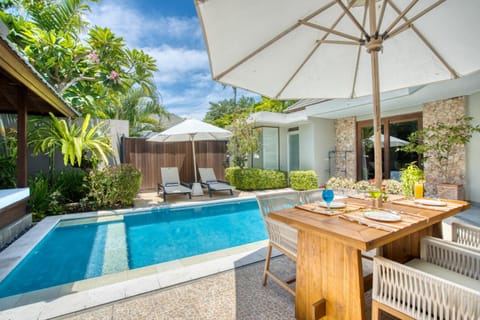 Garden view, Pool view, Swimming pool, sunbed