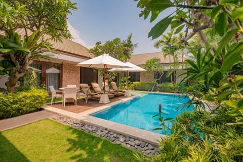 Property building, Garden, Garden view, Pool view, Swimming pool, sunbed