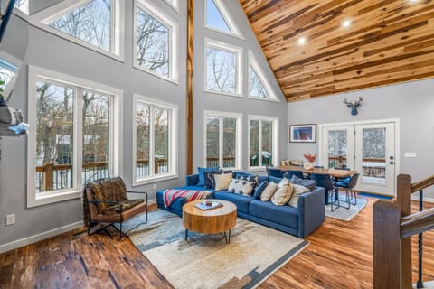 NEW The ChaletResortHot TubGameRoomFirePIt House in Massanutten