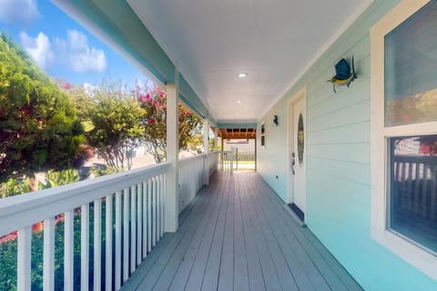 3BR Coastal Home with Coastal Design- Steps to Sand House in Galveston Island