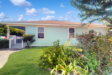 3BR Coastal Home with Coastal Design- Steps to Sand House in Galveston Island