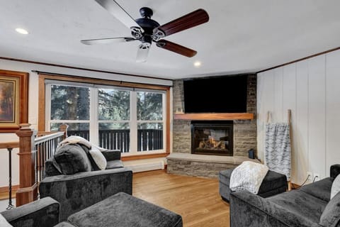 TV and multimedia, Living room, Seating area, fireplace