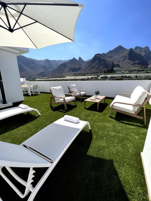 Property building, Balcony/Terrace, Living room