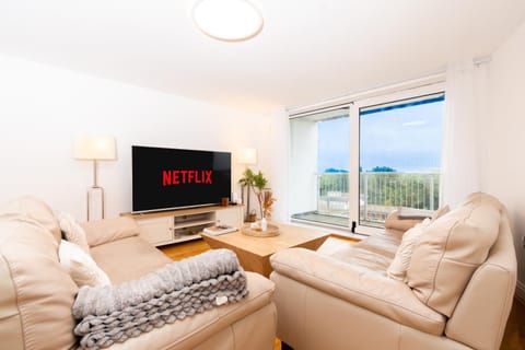 Communal lounge/ TV room, Natural landscape, TV and multimedia, Living room, Seating area, Evening entertainment