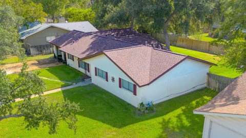 Pet-Friendly Aggie Village - Fire Pit Games and walk to Texas AnM House in College Station