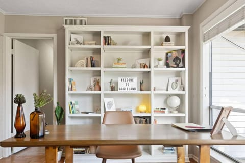 Pet-Friendly Aggie Village - Fire Pit Games and walk to Texas AnM House in College Station