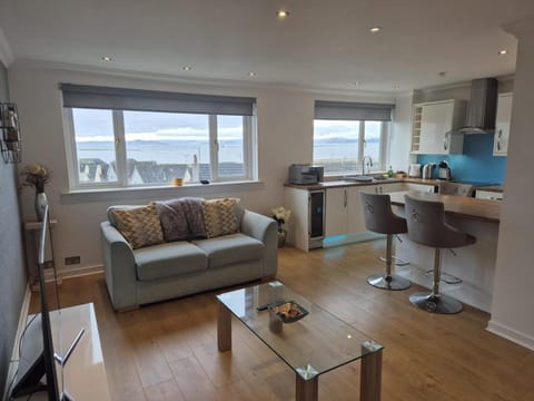 Kitchen or kitchenette, Living room, Seating area, Dining area, pet friendly, stove