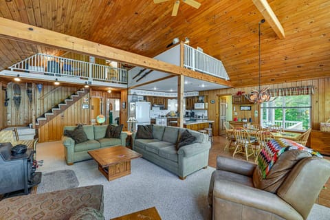 6 Mi to Ski Slopes Oak View Lakefront Home! House in Capital District, NY, USA