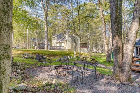 Fishing, Fun and Fall Foliage! Pocono Lake Cabin Cabin in Coolbaugh Township