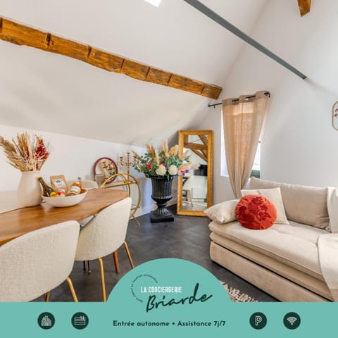 Communal lounge/ TV room, Living room, Seating area, Dining area, concierge