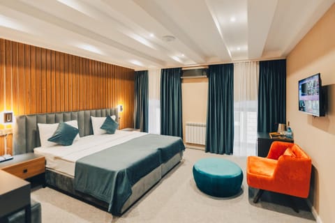 Bed, Photo of the whole room, Seating area