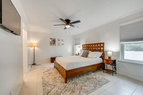 Walk to Campus, FSU Photo Wall Inviting Retreat! House in Tallahassee