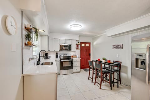 Walk to Campus, FSU Photo Wall Inviting Retreat! House in Tallahassee