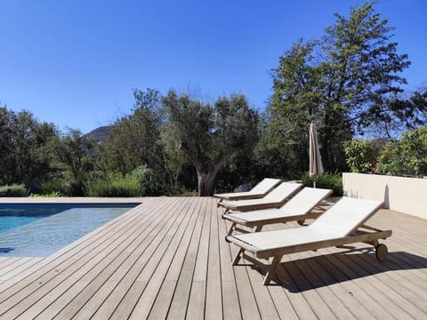 Villa Sandora, Luxury 12 Guests, Walk to Beach Villa in Zonza