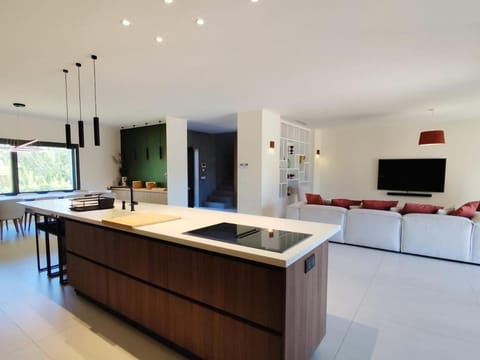 Villa Sandora, Luxury 12 Guests, Walk to Beach Villa in Zonza