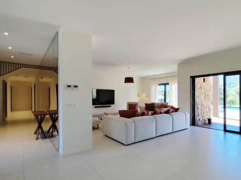 Villa Sandora, Luxury 12 Guests, Walk to Beach Villa in Zonza