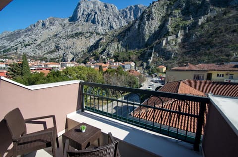 Balcony/Terrace, Mountain view