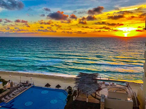 Toilet, Day, Natural landscape, View (from property/room), Beach, Pool view, Sea view, Swimming pool, Sunrise