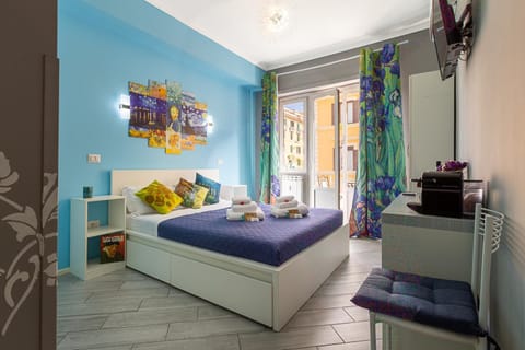Bed, TV and multimedia, Living room, Photo of the whole room, Seating area, Bedroom