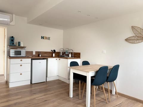 Coffee/tea facilities, Kitchen or kitchenette, oven, stove, toaster, air conditioner